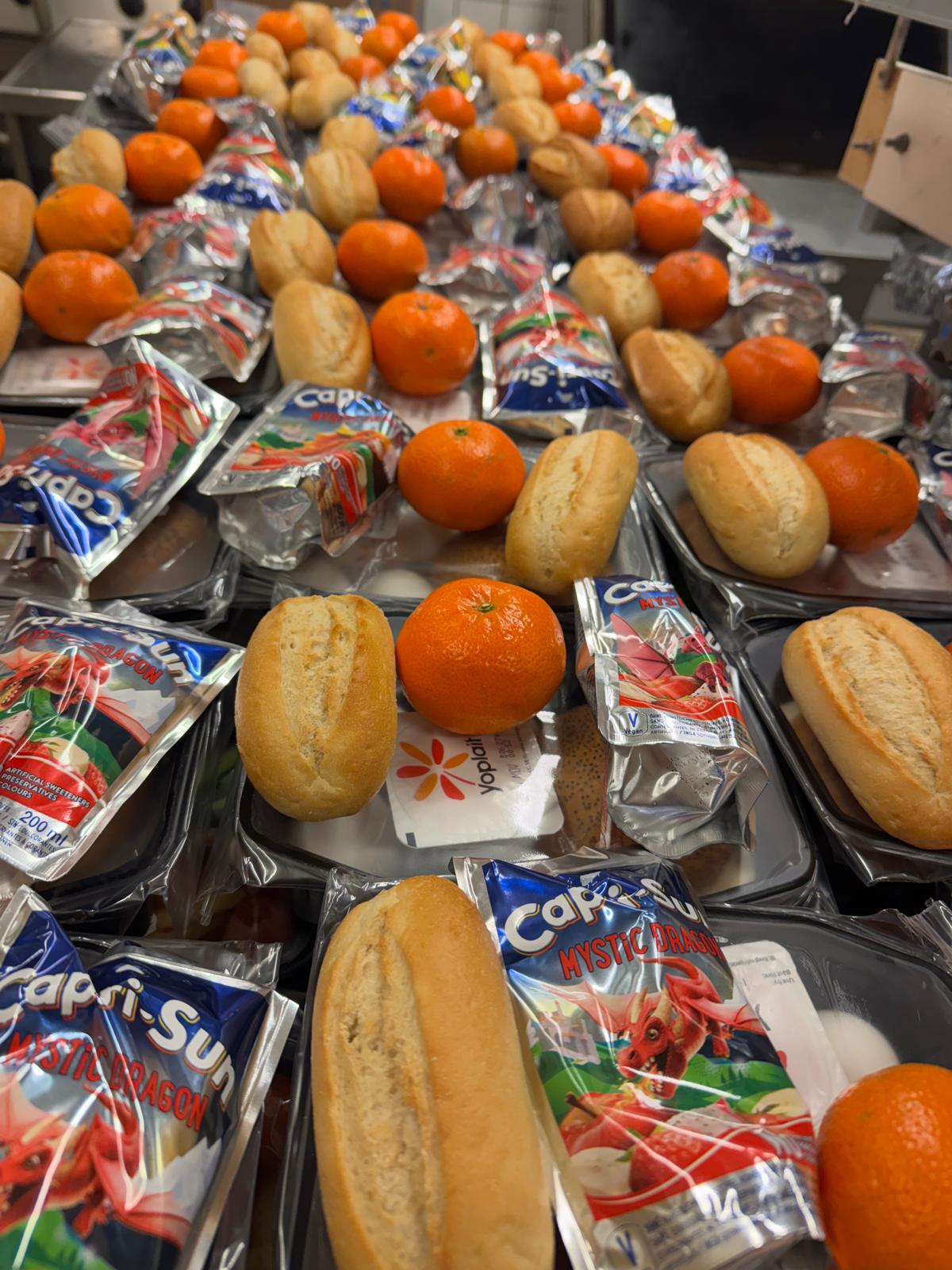 Skolluncher med bröd, frukt och Capri-Sun
