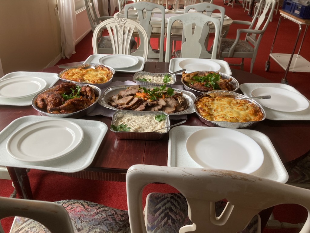 Dukad buffé med kyckling, stekt kött, lasagne och potatisgratäng
