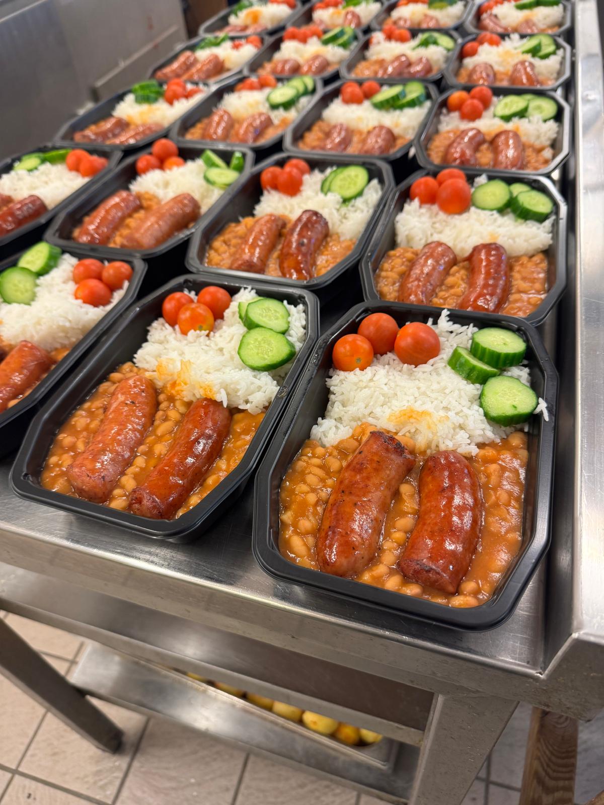 Matlådor med korv, bönor i tomatsås och ris